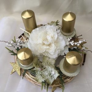 Dventní věnec,postupné metalické svíčky,ratanový věnec,luxusní bílý květ.