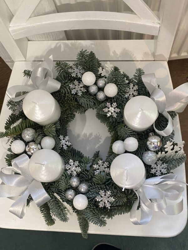 Adventní věnec-bílo šedý